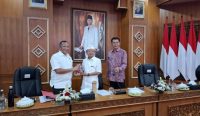 Gubernur Bali Wayan Koster (tengah), Kepala Kejaksaan Tinggi Bali Ketut Sumedana (kiri), dan Ketua DPRD Bali Dewa Nyoman Mahayadnya alias Dewa Jack (kanan) usai pertemuan pembahasan percepatan Raperda Bale Kertha Adhyaksa di Gedung Kertha Sabha, Denpasar, Senin (4/8/2025).
