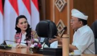 Gubernur Bali Wayan Koster (kanan) berdiskusi dengan Gubernur Maluku Utara Sherly Tjoanda Laos (kiri) saat penandatanganan kesepakatan kerja sama antarprovinsi di Ruang Pertemuan Kertha Sabha, Jayasabha, Denpasar, Senin (4/8/2025). Kerja sama ini mencakup tata kelola dokumen MCP, digitalisasi pemerintahan, serta pengembangan pariwisata dan ekonomi kreatif.
