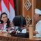 Gubernur Bali Wayan Koster (kanan) berdiskusi dengan Gubernur Maluku Utara Sherly Tjoanda Laos (kiri) saat penandatanganan kesepakatan kerja sama antarprovinsi di Ruang Pertemuan Kertha Sabha, Jayasabha, Denpasar, Senin (4/8/2025). Kerja sama ini mencakup tata kelola dokumen MCP, digitalisasi pemerintahan, serta pengembangan pariwisata dan ekonomi kreatif.