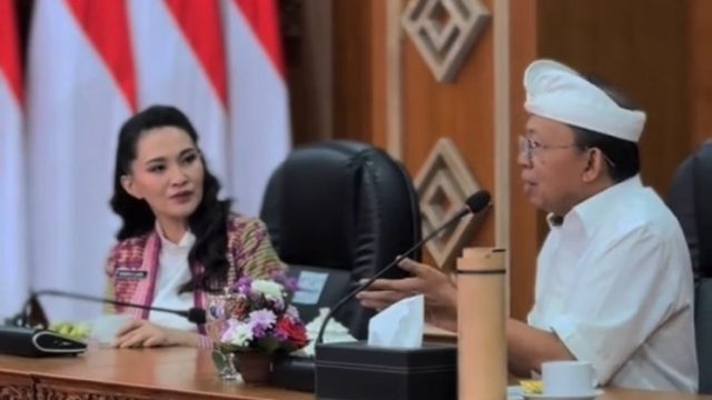 Gubernur Bali Wayan Koster (kanan) berdiskusi dengan Gubernur Maluku Utara Sherly Tjoanda Laos (kiri) saat penandatanganan kesepakatan kerja sama antarprovinsi di Ruang Pertemuan Kertha Sabha, Jayasabha, Denpasar, Senin (4/8/2025). Kerja sama ini mencakup tata kelola dokumen MCP, digitalisasi pemerintahan, serta pengembangan pariwisata dan ekonomi kreatif.