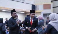 Bupati Jember Muhammad Fawait bersalaman dengan peserta usai Rapat Paripurna Istimewa mendengarkan pidato kenegaraan Presiden RI, Jumat (15/8/2025).