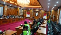 Suasana pertemuan Gubernur Bali Wayan Koster bersama jajaran Forkopimda dan perwakilan driver ojek online di Jaya Sabha, Denpasar, membahas komitmen menjaga keamanan dan ketertiban Bali.