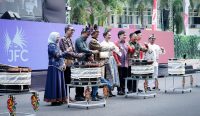 Para pejabat Kementerian Kebudayaan bersama tamu undangan menabuh beduk sebagai tanda dibukanya Jember Fashion Carnaval (JFC) ke-23 di Jember, Sabtu (9/8/2025)