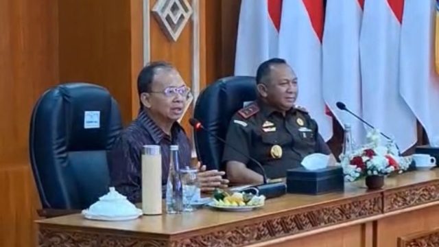 Gubernur Bali Wayan Koster bersama Kepala Kejaksaan Tinggi Bali Ketut Sumedana saat penandatanganan MoU Bale Kertha Adhyaksa di Gedung Kertasabha, Denpasar, Senin (11/8/2025).