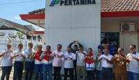Gus Rivqy Abdul Halim bersama jajaran Pertamina, PT KAI, dan Bupati Jember Muhammad Fawait berfoto usai pertemuan empat pihak membahas solusi distribusi BBM melalui jalur kereta di Depo Pertamina Jember, Selasa (5/8/2025).