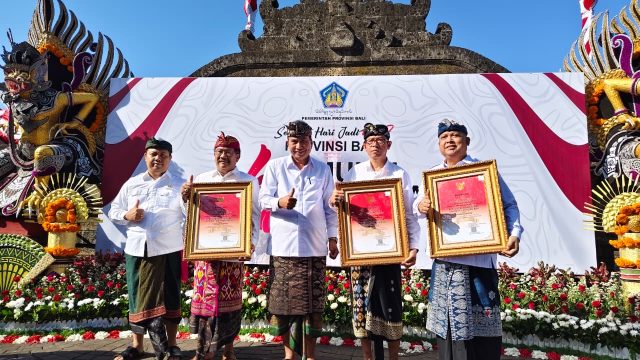 Pemberian Piagam penghargaan kepada tiga OPD yang berhasil mendapatkan penghargaan Adhyasta Prajaniti 2025, Sabtu (16/08/2025). Foto: dok/Pemprov Bali