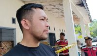 Kasat Reskrim Polres Jember, AKP Angga Riatma, memberikan keterangan pers terkait penyidikan kasus kematian pekerja PT Sungai Budi di asrama karyawan, Sabtu (23/8/2025).