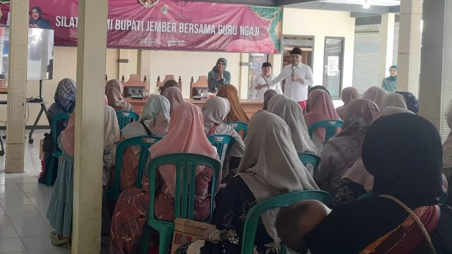 Bupati Jember H. Muhammad Fawait bersilaturahmi dengan para guru ngaji dalam rangka program “22.000 Guru Ngaji untuk Jember Maju”, sebagai bentuk apresiasi atas peran penting mereka dalam membina akhlak generasi muda.