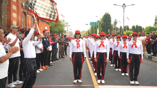 Bupati Klungkung I Made Satria melepas lomba Gerak Jalan 5K Antar OPD, Guru Sekolah, Organisasi Wanita dan Umum Putri di depan Puri Agung Klungkung, Jumat (15/8/2025). Foto: dok/Pemkab Klungkung.