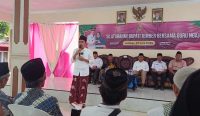 Bupati Jember, Muhammad Fawait, saat menyampaikan komitmennya memuliakan guru ngaji melalui layanan insentif cepat dan tanpa antre, dalam acara silaturahmi bersama ribuan guru ngaji di Jember, Jumat (27/6/2025).