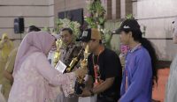 Ketua TP PKK Jember, Ghyta Eka Puspita, menyerahkan trofi kepada peserta dalam pembukaan Festival Anggrek Jember (FAJ) 2025 di Gedung Serba Guna Kaliwates, Senin (25/8/2025).