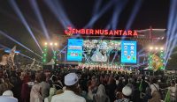 Ribuan warga memadati Alun-Alun Nusantara Jember dalam acara Shalawat Merah Putih yang digelar untuk memperingati Hari Kemerdekaan RI, Minggu malam (3/8/2025).