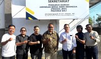 Ketua Umum JMSI Teguh Santosa (tengah) bersama jajaran pengurus JMSI Bali saat kunjungan kerja di Sekretariat JMSI Provinsi Bali, Denpasar, Minggu (31/8/2025).