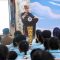 Wakil Wali Kota Denpasar I Kadek Agus Arya Wibawa saat sedang menyampaikan paparan kepada Mahasiswa Baru (PKKMB) Universitas Bali Internasional atau UNBI tahun 2025, Kamis (21/8/2025). Foto: dok/Pemkot Denpasar
