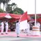 Pasukan Paskibraka Jember menurunkan Sang Saka Merah Putih pada upacara penutupan HUT ke-80 RI di Alun-Alun Nusantara Jember, Minggu (17/8/2025).
