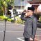 Bupati Klungkung, I Made Satria, mengukuhkan 70 anggota Paskibraka yang akan bertugas pada HUT ke-80 Kemerdekaan RI di Halaman Kantor Bupati Klungkung, Jumat (15/8).