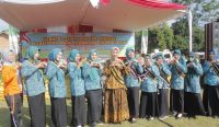 Ketua TP-PKK Jember sekaligus Bunda PAUD, Ghyta Eka Puspita, bersama kader PKK pada kegiatan senam dan panggung ekspresi anak usia dini di Lapangan Sumberwaru, Sukowono, Senin (25/8/2025).
