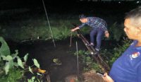 Petugas bersama warga mengevakuasi jasad balita yang ditemukan di saluran irigasi Kelurahan Tegal Besar, Kaliwates, Jember.