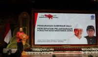 Gubernur Bali Wayan Koster saat memberi pengarahan penyelenggaraan pungutan wisatawan asing, di Gedung Ksirarnawa Art Center, Denpasar, Jumat (15/08/2025). Foto: tim/diksimerdeka.com