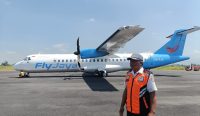Pesawat ATR 72 milik maskapai Fly Jaya saat mendarat di Bandara Notohadinegoro Jember, sebagai persiapan pembukaan penerbangan reguler Jakarta–Jember mulai September 2025.