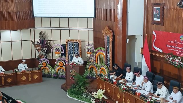 Suasana sidang paripurna DPRD Bali di Kantor Gubernur Bali, Kamis (14/8/2025), saat pengesahan Perda Bale Kertha Adhyaksa. Foto: tim/diksimerdeka.com