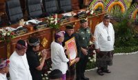 Gubernur Bali Wayan Koster dan Kepala Kejati Bali, serta Ketua DPRD Bali usai resmi menetapan Raperda Bale Kerta Adhyaksa menjadi Perda, Kamis (14/08/2025). Foto: dok/pribadi