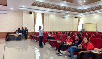 Penyampaian Materi Penyuluhan Kesehatan tentang Hipertensi dan Osteoporosis oleh Narasumber kepada Kader Posyandu Lansia.