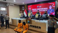Konferensi pers Polres Jember terkait kasus pembunuhan di Puger, menghadirkan dua tersangka nelayan beserta barang bukti.