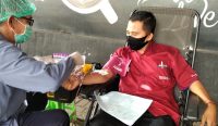 Seorang relawan mengikuti kegiatan donor darah yang digelar PMI Jember untuk menjaga ketersediaan stok darah.
