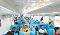 Peserta Tajemtra 2025 menikmati fasilitas transportasi gratis dari PT KAI Daop 9 Jember dengan rangkaian kereta eksekutif yang penuh antusiasme.