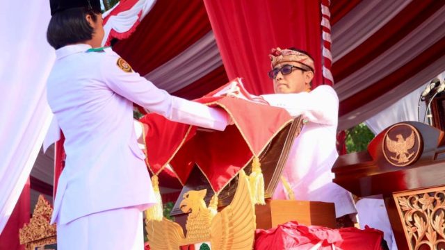 Wali Kota Denpasar I Gusti Ngurah Jaya Negara bertindak sebagai Inspektur Upacara dalam apel peringatan HUT ke-80 Kemerdekaan Republik Indonesia di Lapangan Lumintang, Denpasar, Minggu (17/8/2025). Foto: dok/Pemkot Denpasar