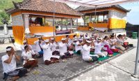 Bupati Satria melaksanakan bakti penganyar di Pura Dalem Ped dan Pura Parhayangan Penida, Desa Sakti, Kecamatan Nusa Penida, Jumat (22/8/2025). Foto: dok/Pemkab Klungkung