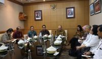 Rapat Koordinasi yang dipimpin Wakil Wali Kota Denpasar, I Kadek Agus Arya Wibawa, bersama Ketua CPMU ISWMP World Bank, Sandhi Eko Bramono, Direktur SUPD I Ditjen Bina Pembangunan Daerah Kemendagri, dan perwakilan Direktorat Sanitasi Kementerian PUPR Edison Siagian, Foto: dok/Pemkot Denpasar