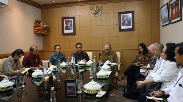 Rapat Koordinasi yang dipimpin Wakil Wali Kota Denpasar, I Kadek Agus Arya Wibawa, bersama Ketua CPMU ISWMP World Bank, Sandhi Eko Bramono, Direktur SUPD I Ditjen Bina Pembangunan Daerah Kemendagri, dan perwakilan Direktorat Sanitasi Kementerian PUPR Edison Siagian, Foto: dok/Pemkot Denpasar