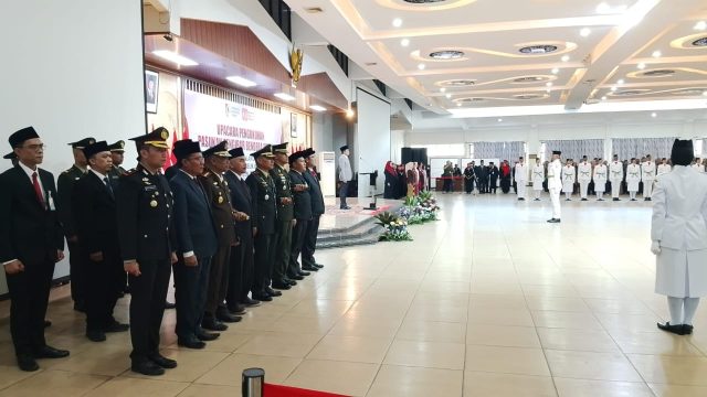 Upacara pengukuhan Pasukan Pengibar Bendera Pusaka (Paskibraka) Kabupaten Jember tahun 2025 di Aula PB Sudirman Pemkab Jember, Sabtu (16/8/2025).