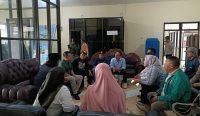 Ketua Komisi C DPRD Jember Ardi Pujo Prabowo berdiskusi dengan perwakilan Dinas Perhubungan dan pihak terkait di Bandara Notohadinegoro, Jumat (15/8/2025).