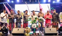 Pemecutan Festival Tahun 2025 resmi dibuka ditandai dengan penancapan “Pecut”, bertempat di sepanjang Jalan Gunung Batukaru Kelurahan Pemecutan, Jumat (15/8/2025). Foto: dok/Pemkot Denpasar