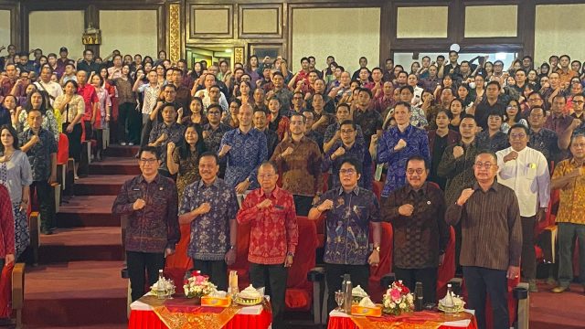 Gubernur Bali Wayan Koster bersama jajaran dan para pelaku pariwisata Bali dalam kegitan pengarahan Gubernur Bali terkait penyelenggaraan pungutan wisatawan asing, Jumat (15/08/2025). Foto: dok/pribadi