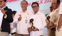 Wakil Wali Kota Denpasar, I Kadek Agus Arya Wibawa saat menerima Penghargaan Kejar Awards 2025 dari Otoritas Jasa Keuangan, Jumat (22/08/2025). Foto: dok/Pemkot Denpasar.