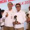Wakil Wali Kota Denpasar, I Kadek Agus Arya Wibawa saat menerima Penghargaan Kejar Awards 2025 dari Otoritas Jasa Keuangan, Jumat (22/08/2025). Foto: dok/Pemkot Denpasar.