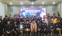 Ketua IPSI Jember terpilih Ahmad Halim (tengah) berfoto bersama pengurus dan perwakilan perguruan pencak silat usai Musyawarah Cabang IPSI Jember di Pendopo Wahyawibawagraha, Jumat (15/8/2025).