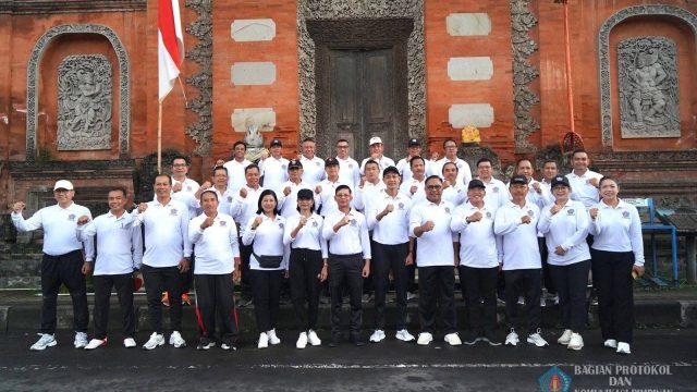 Bupati Klungkung, I Made Satria, bersama jajaran Forkopimda dan OPD melaunching Baju Klungkung Mahottama di depan Puri Agung Klungkung, Selasa (12/8).