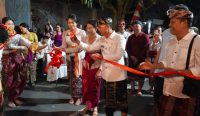 Bupati Klungkung I Made Satria bersama Ketua TP PKK Klungkung, Ny.Eva Satria, membuka Puma Fest 2025 di Banjar Pande Mas Desa Kamasan, Kecamatan Klungkung, Kamis (14/8)