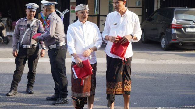 Pemkab Klungkung kembali menggelar aksi membagikan Bendera Merah Putih