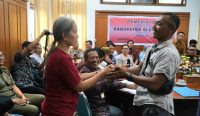 Bupati Klungkung I Made Satria memimpin rapat mediasi pada sengketa pelanggaran bangunan