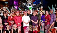 Bupati Klungkung I Made Satria bersama Ny. Eva Satria didampingi Wakil Bupati Klungkung Tjokorda Gde Surya Putra bersama Ny. Kusuma Surya menghadiri Acara Penutupan Pesta Kesenian Bali (PKB) XLVII Tahun 2025