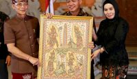Bupati Satria saat acara Pisah Sambut Kepala Kejaksaan Negeri Klungkung dari Dr. Lapatawe B Hamka, S.H., M.H. kepada I Wayan Suardi, S.H., M.H. bertempat di Balai Budaya Ida Dewa Agung Istri Kanya, Jumat (18/7).