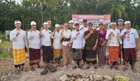 Bupati Made Satria melakukan Peletakan Batu Pertama Pembangunan Gedung VIP dan Kelas 1 UPTD Rumah Sakit Umum Daerah (RSUD) Gema Santi Nusa Penida, Sabtu (12/7).