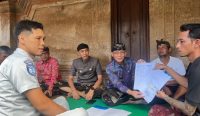 Bupati Satria saat menyalurkan bantuan Jasa Raharja kepada keluarga I Kadek Oka (51) di Dusun Nesa, Desa Banjarangkan