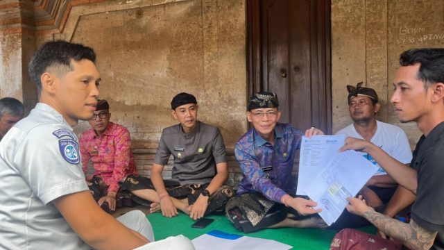 Bupati Satria saat menyalurkan bantuan Jasa Raharja kepada keluarga I Kadek Oka (51) di Dusun Nesa, Desa Banjarangkan